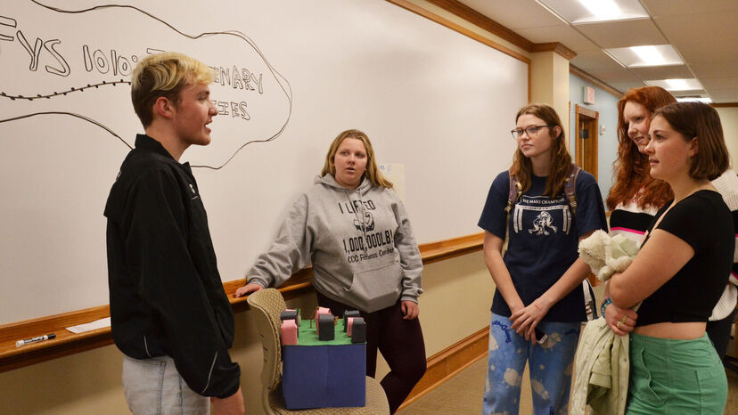 First-Year Students Build Skills and Spread Awareness During Inaugural FYS Showcase & Celebration
